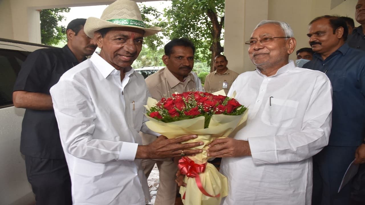 KCR ने नीतीश कुमार की पार्टी को भेजा न्योता, जदयू की ओर से ये नेता जायेंगे हैदराबाद KCR ने नीतीश कुमार की पार्टी को भेजा न्योता, जदयू की ओर से ये नेता जायेंगे हैदराबाद