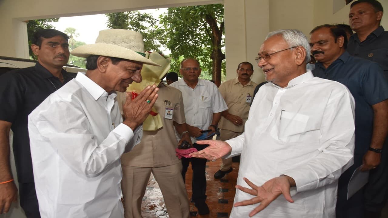 सीएम नीतीश कुमार और KCR श्रद्धांजलि कार्यक्रम में हुए शामिल, शहीदों और मजदूरों के आश्रितों को सौंपा चेक