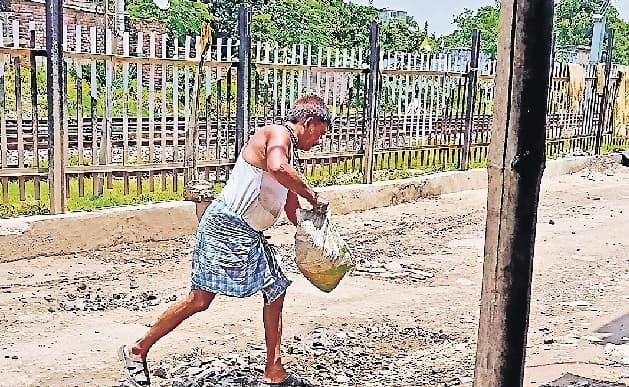 बदहाल सड़क पर लोग होते थे जख्मी, गुमटी वाले ने सड़क की कर दी मरम्मत...