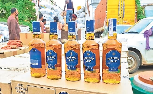 सुपौल जिले में एसएसबी ने सीमा चौकी नरपतपट्टी से 450 बोतल नेपाली शराब किया जब्त