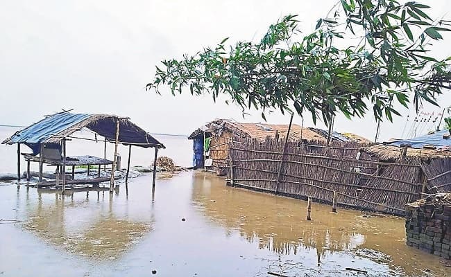 Bihar Flood: गोपालगंज में लाल निशान से उपर बह रही गंडक नदी, ड्रोन से निगरानी जारी, आफत में घिरे ग्रामीण