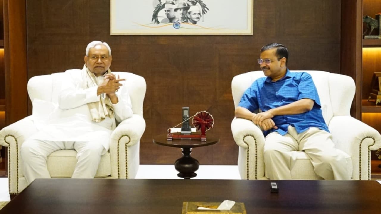दिल्ली सीएम अरविंद केजरीवाल से नीतीश कुमार ने की मुलाकात, बिहार के डिप्टी सीएम तेजस्वी यादव भी गए साथ