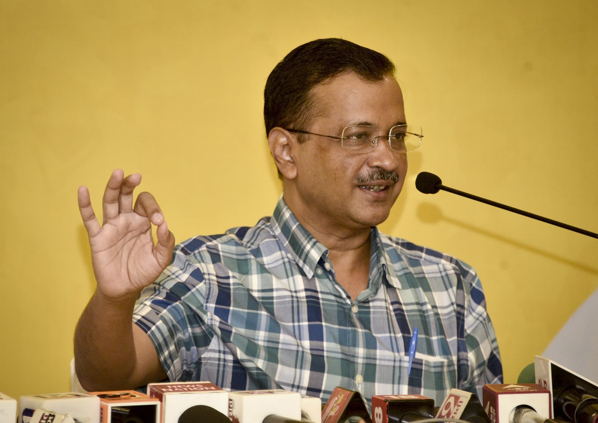 Gujarat Election 2022: आखिर किसने अरविंद केजरीवाल को निशाना बनाते हुए फेंका पानी का बोतल ? देखें VIDEO