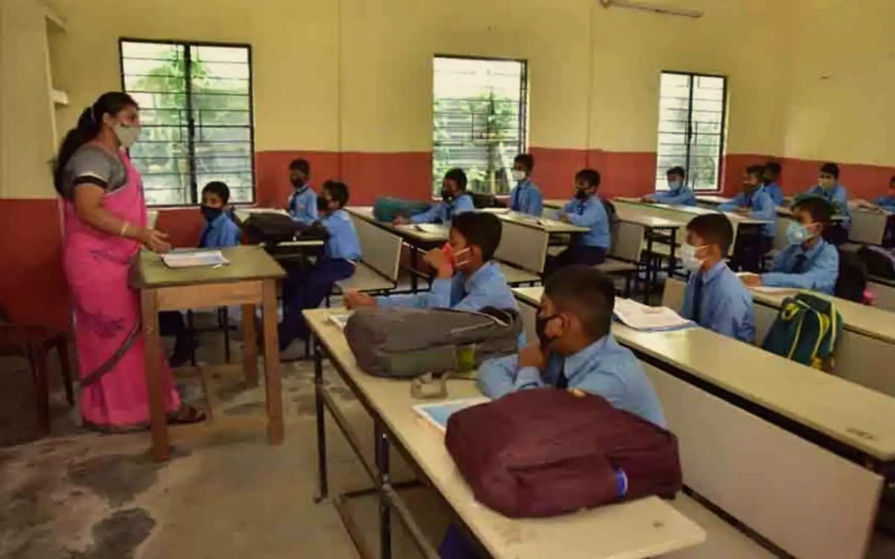 स्कूलों में अब 'सर' या 'मैडम' नहीं, बल्कि, यह कहकर बुलाये जाएंगे अध्यापक, जारी किये गए निर्देश