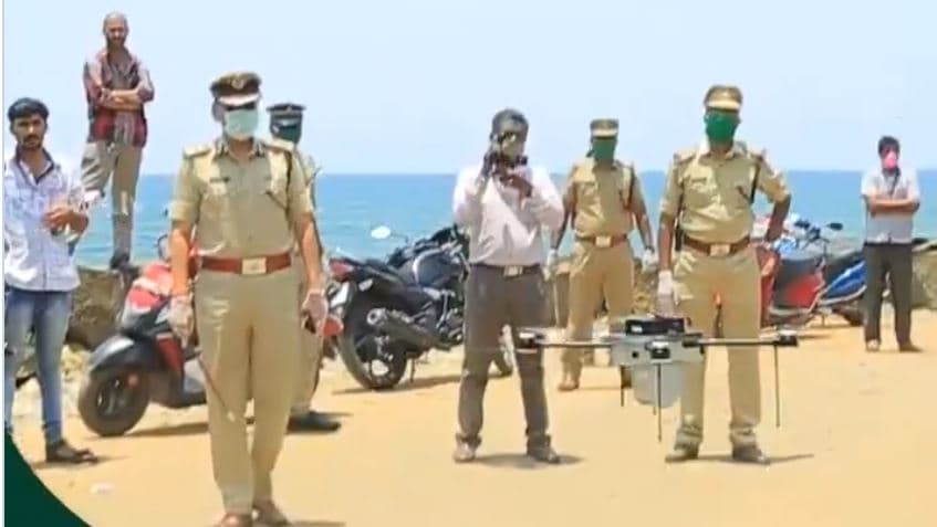 Viral Video: पुलिस का ड्रोन देख भागे लोग, यूजर्स बोले- 'लॉकडाउन तोड़ा तो यही होगा'