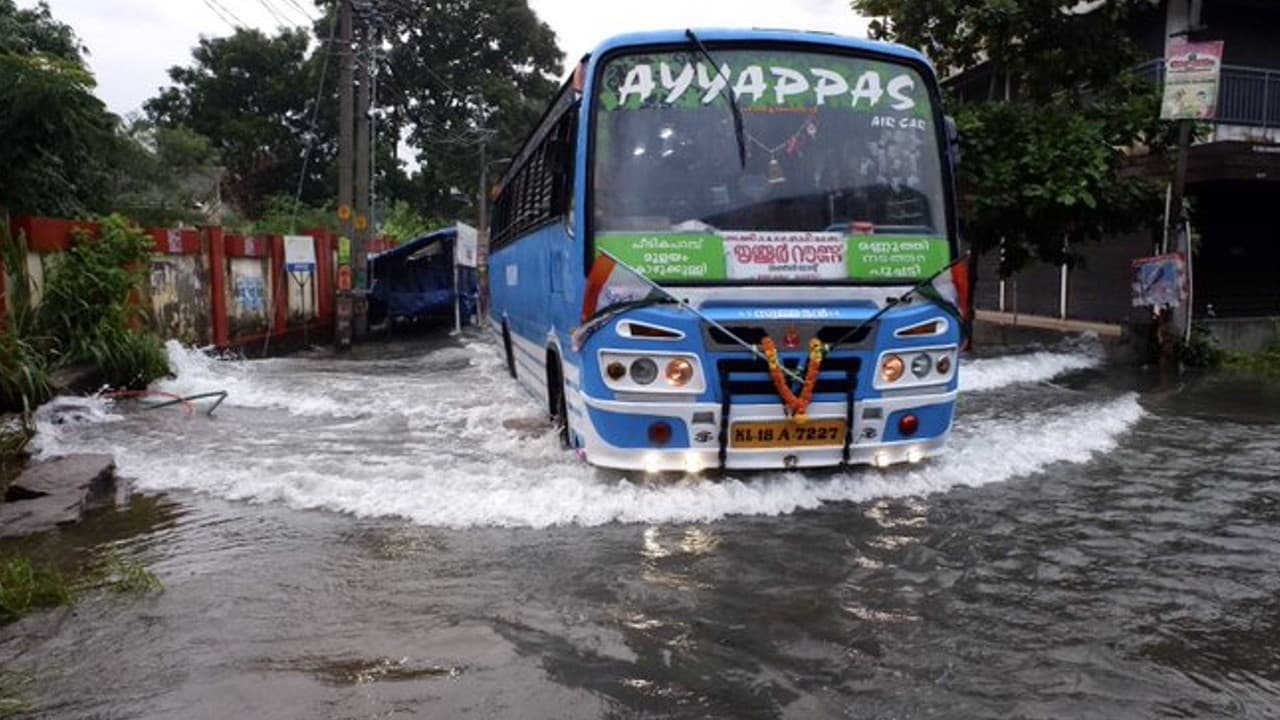 केरल में लगातार बारिश, 9 जिलों के लिए मौसम विभाग ने जारी किया ऑरेंज अलर्ट