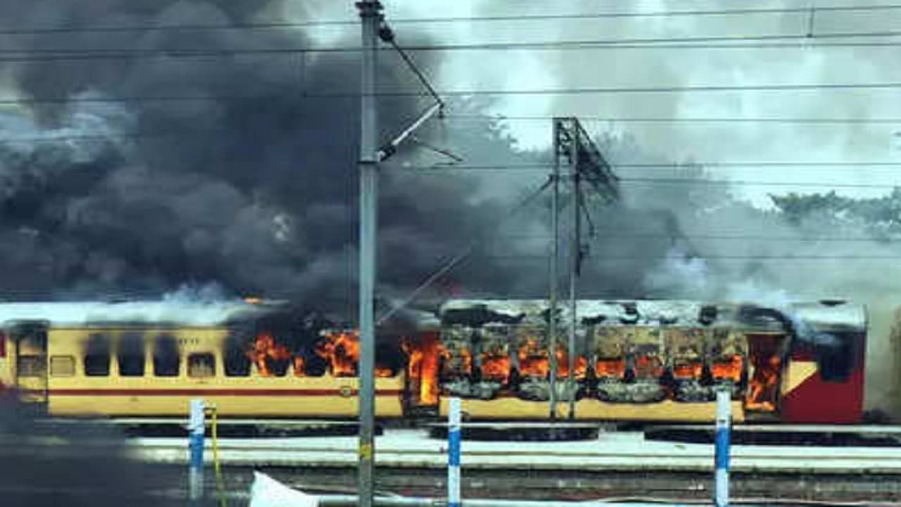 केरल: सिरफिरे ने चलती ट्रेन में लगाई आग, तीन लोगों के शव बरामद, 8 अन्य जख्मी