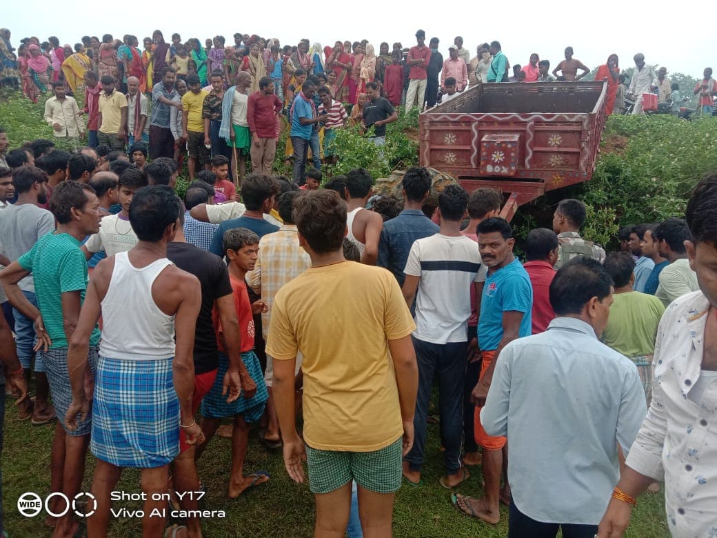 तेज रफ्तार ट्रैक्टर हुआ अनियंत्रित, खेत में पलटने से ट्रैक्टर मजदूर की दबकर मौत, ड्राइवर समेत दो गंभीर रूप से घायल