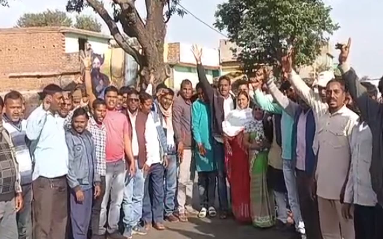 हजारीबाग की पेटो पंचायत में ग्रामीणों ने कोयला ढुलाई का किया विरोध, अलग सड़क बनाने की मांग की