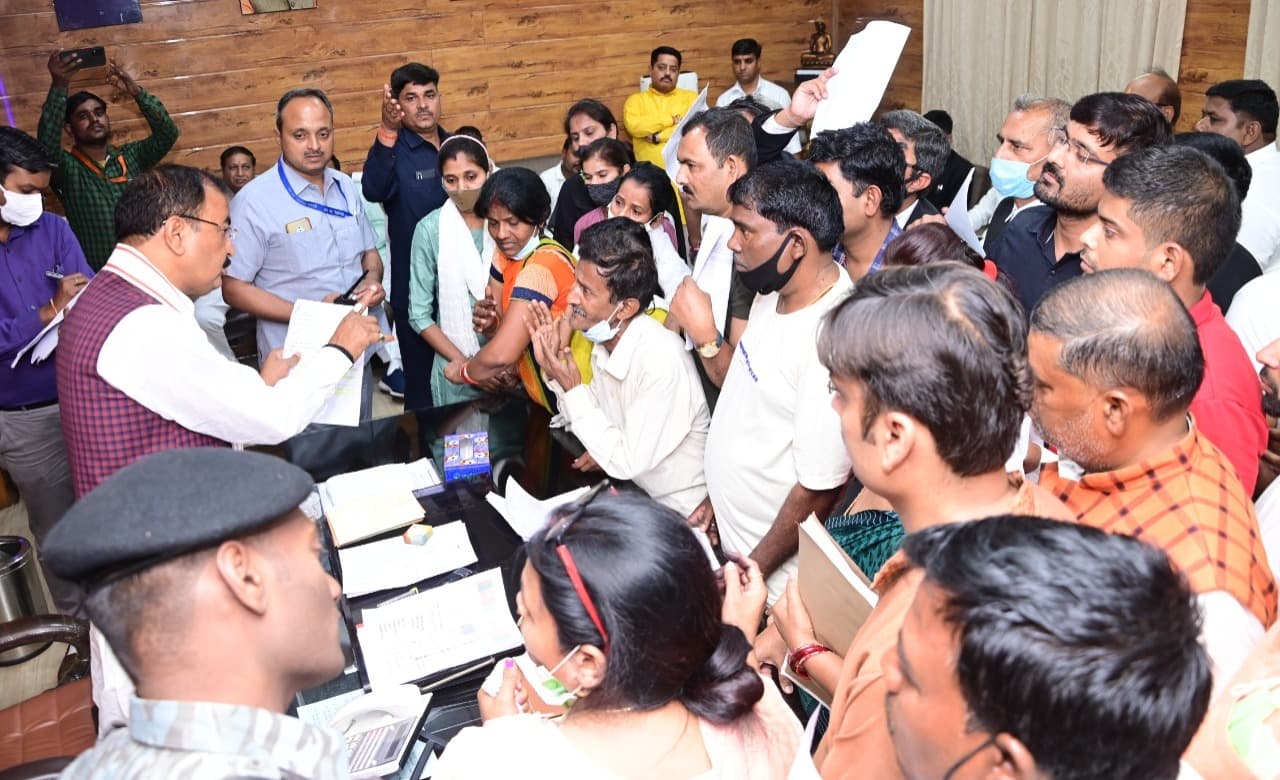 डिप्टी सीएम केशव प्रसाद ने लगाया जनता दरबार, अफसरों से बोले- शिकायत का करें समाधान ताकि जनता न हो परेशान