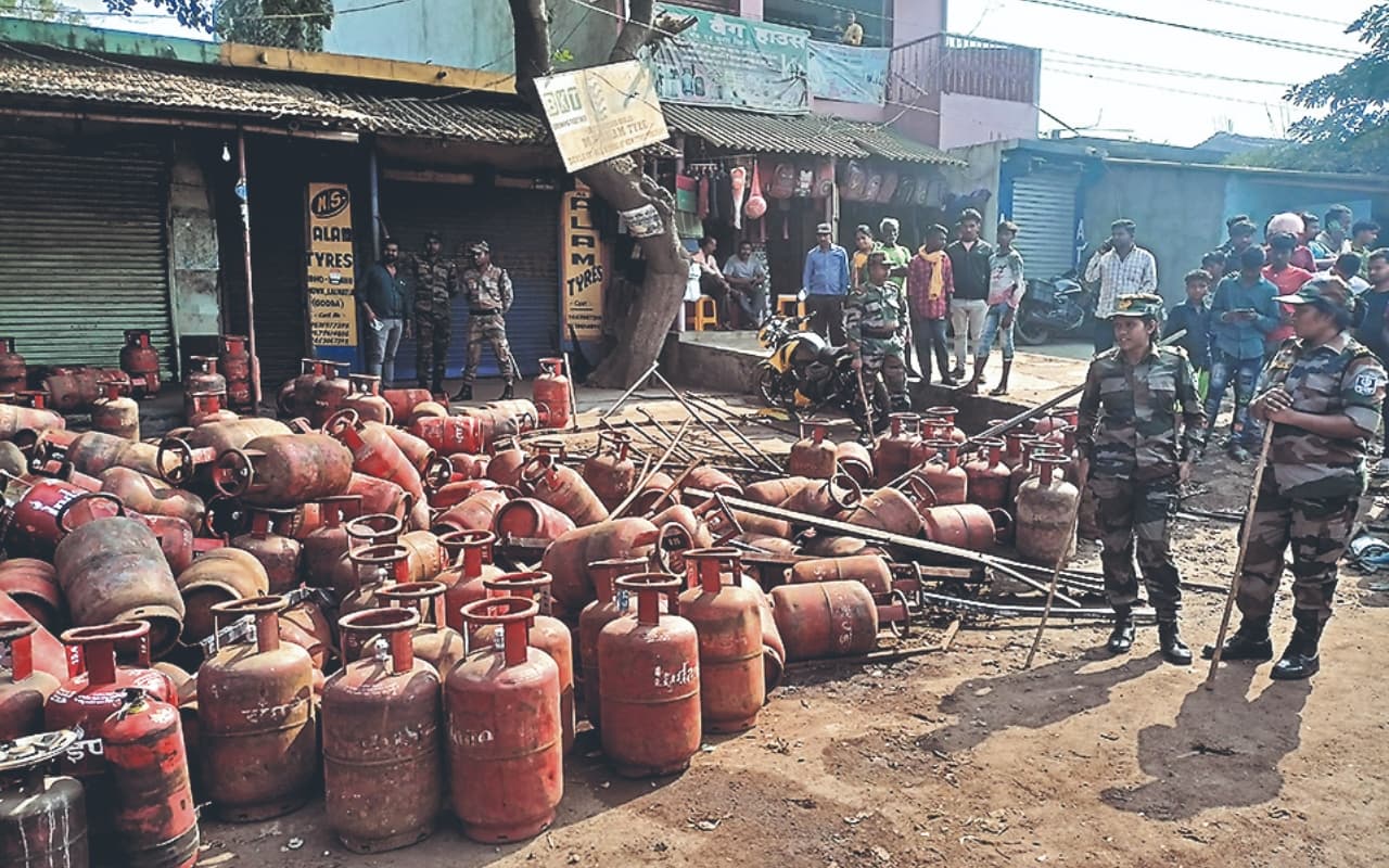 गोड्डा : गैस सिलेंडर से भरी ट्रक पलटने की वजह से युवक की मौत, ग्रामीणों ने किया सड़क जाम