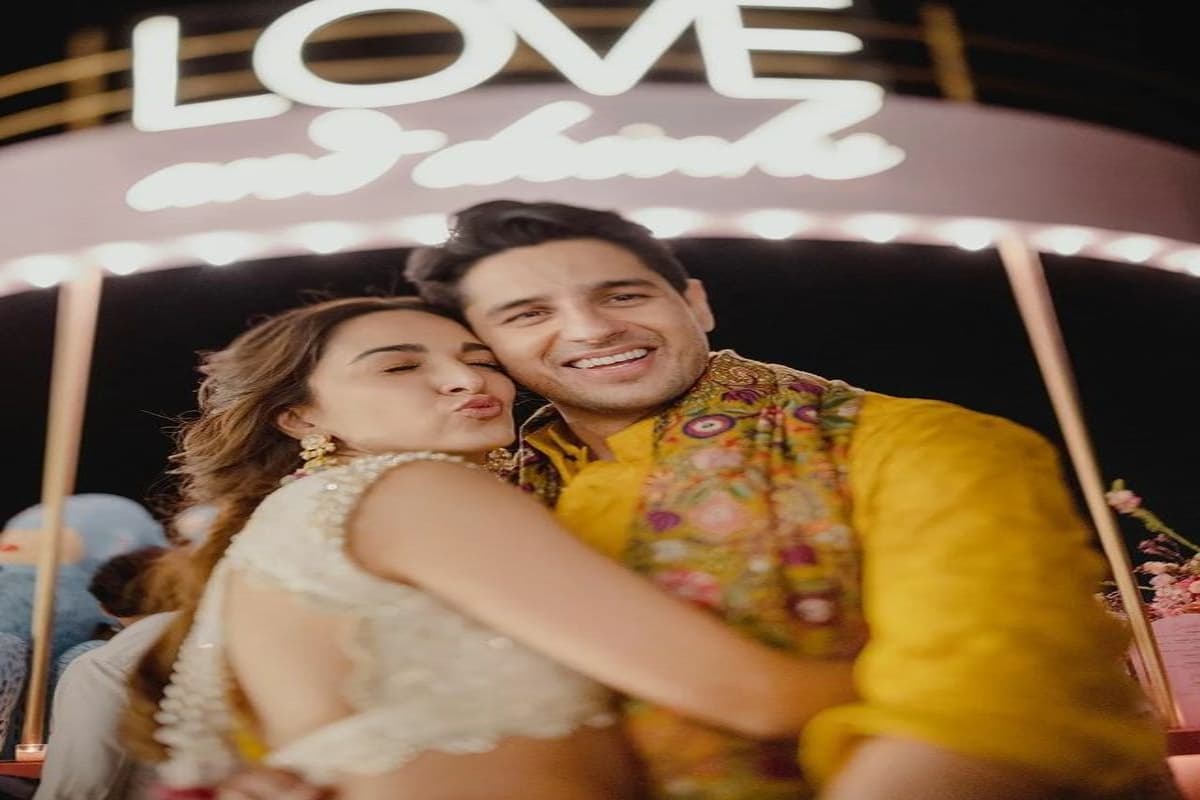 Entertainment News Live: कियारा-सिद्धार्थ की हल्दी की तस्वीरें आई सामने, एकदूजे के प्यार में खोये दिखे कपल