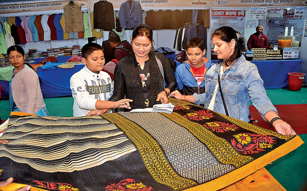 रांची में चल रहा खादी मेला लोगों को कर रहा आकर्षित, सिल्क साड़ी से लेकर इन सामानों की हो रही जमकर खरीददारी