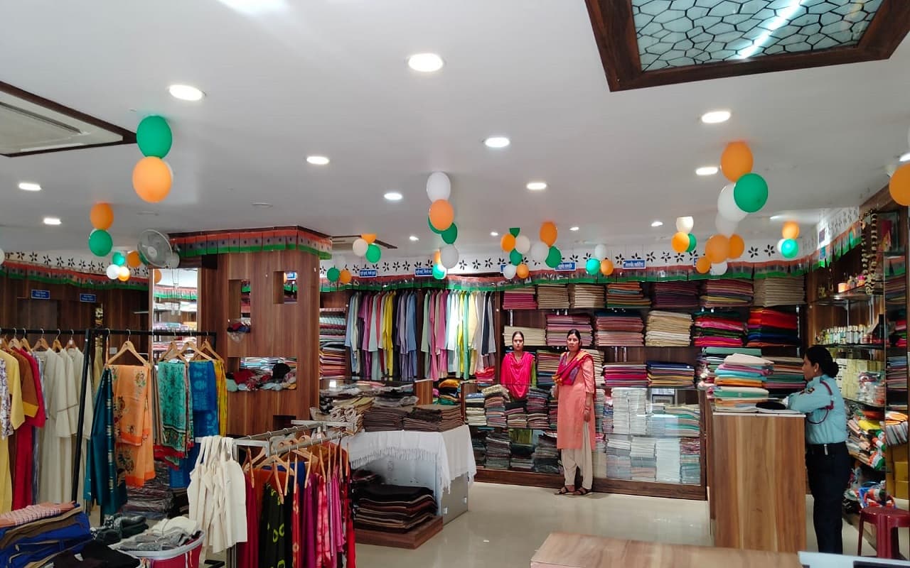 महात्मा गांधी की पुण्यतिथि: खादी में इनकी है अच्छी डिमांड, इस तारीख तक बंपर छूट, खरीदारी से पहले देख लें लिस्ट