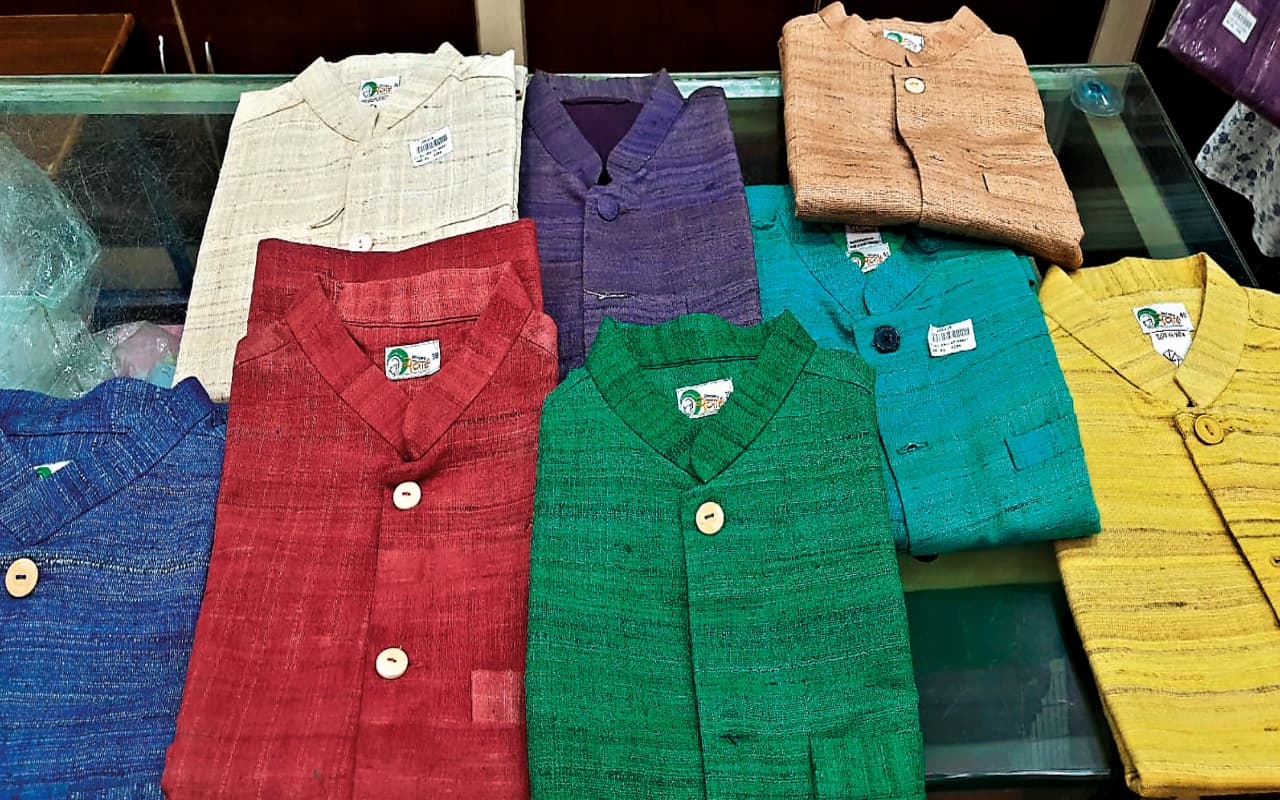 कलरफुल हुआ खादी, लौहनगरी में बढ़ी डिमांड, जानें इसके फायदे