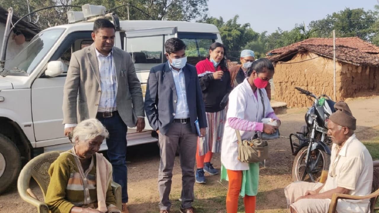खड़िया टानाभगत की स्वास्थ्य जांच कराने पहुंचे अधिकारी, रांची डीसी छवि रंजन बोले-रिम्स में करायेंगे बेहतर इलाज