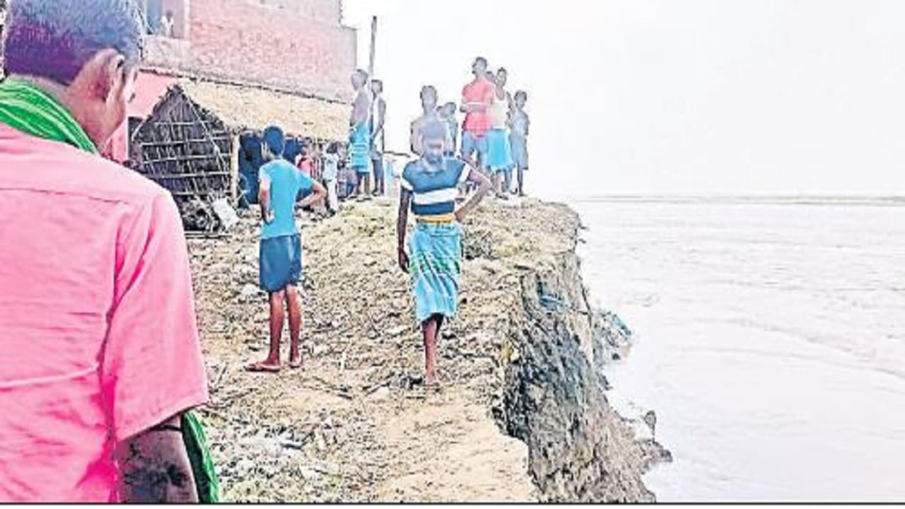 Bihar Flood Update: खगड़िया में बागमती का कहर, भीषण कटाव से डरकर जीने को मजबूर अग्रहन गांव के लोग