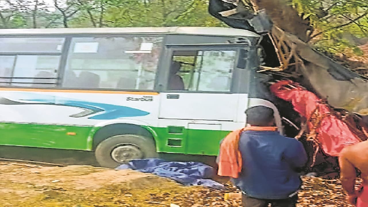 Bihar: खगड़िया में अनियंत्रित होकर दुकान में घुसी यात्री भरी बस, गुमटी पर बैठे किशोर की मौत, मचा कोहराम