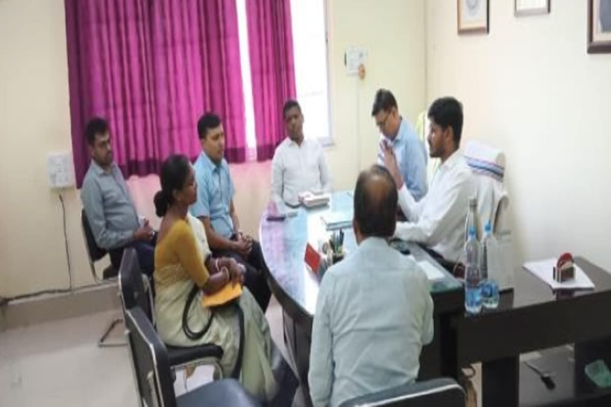 खैरबनी कचरा निष्पादन प्लांट मामले में ग्रामीण और अधिकारी आमने-सामने, बोले- बंद कमरे में नहीं होगी बात