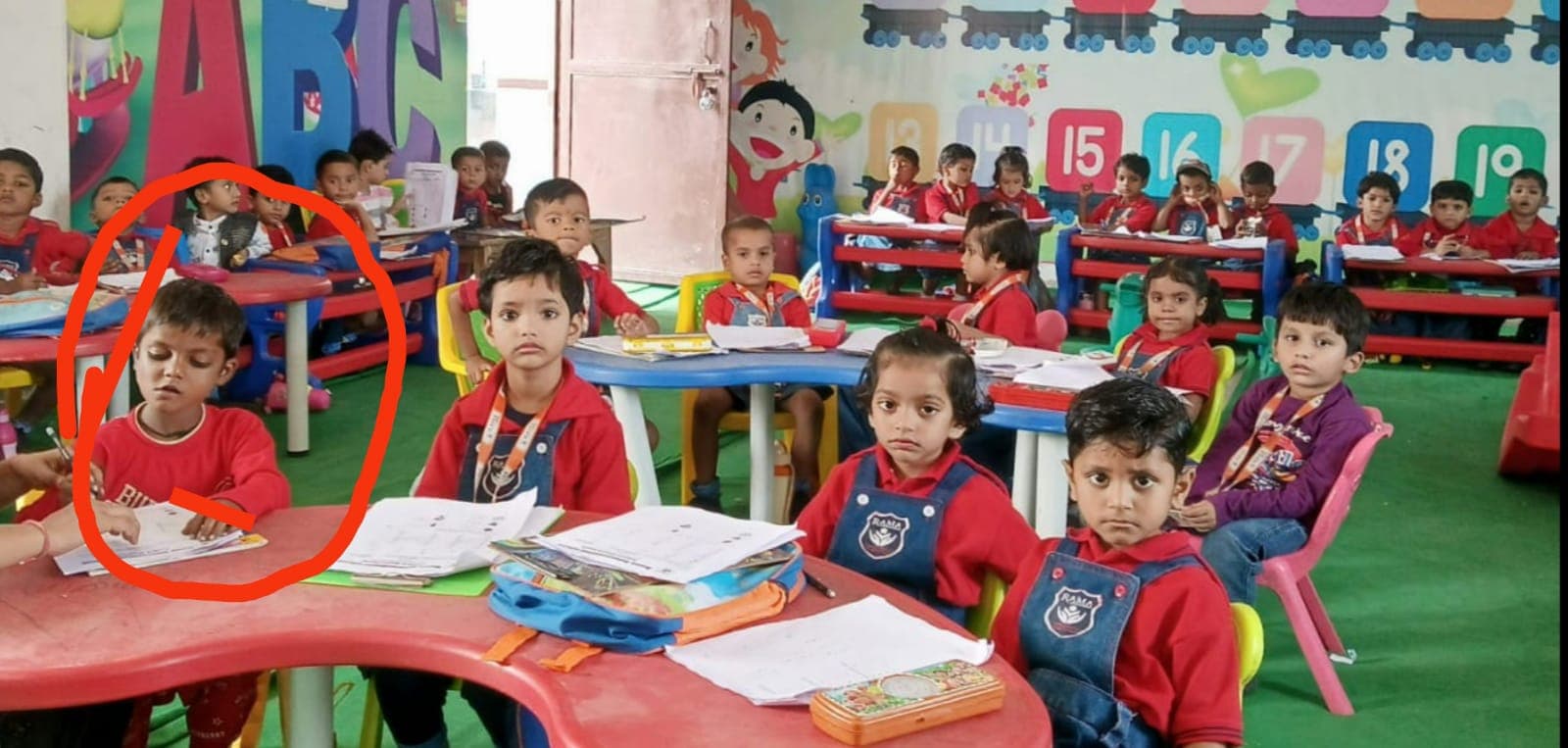 नोटबंदी में जन्मा 'खजांची' चला स्कूल, अखिलेश यादव ने कराया एडमिशन