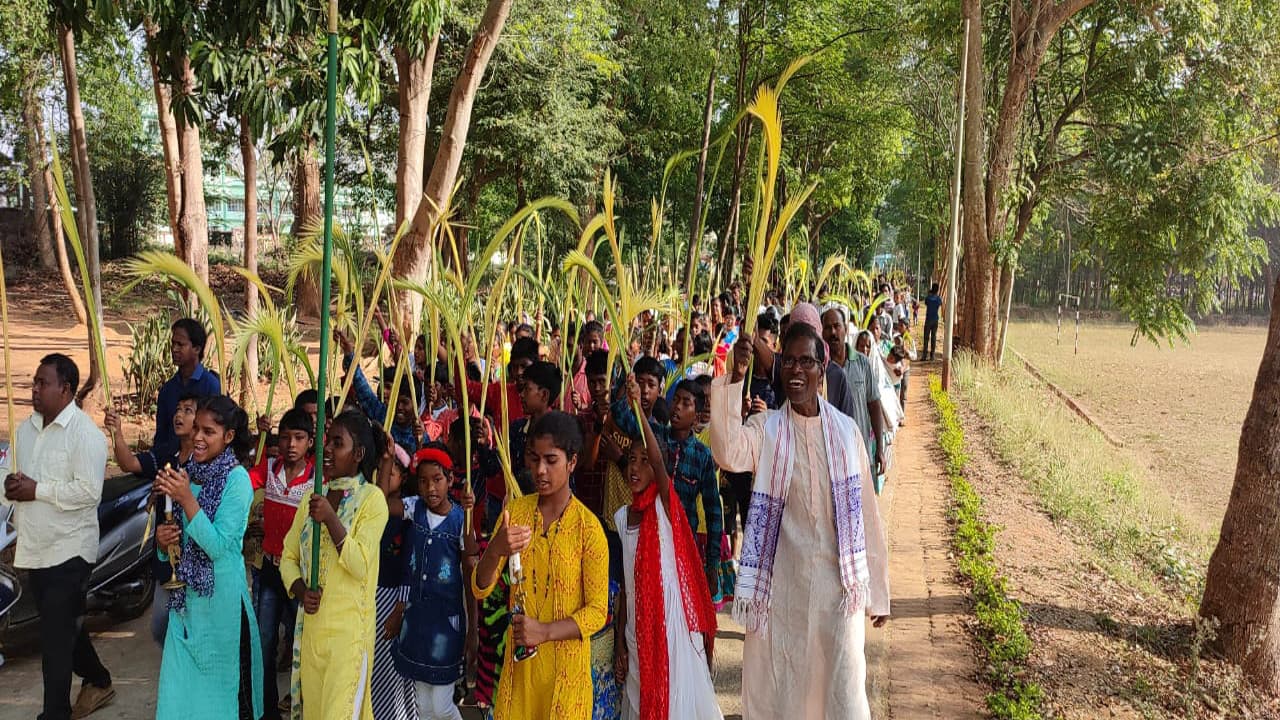 खजूर पर्व पर लातेहार के गिरजाघरों में निकली शोभायात्रा, ईसाई धर्मावलंबियों का चालीसा पुण्य सप्ताह शुरू