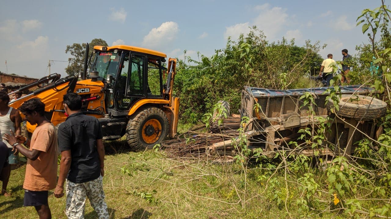 Jharkhand News : छड़ लदा ट्रैक्टर हुआ अनियंत्रित, ड्राइवर समेत दो लोगों की मौत, एक युवक की ऐसे बची जान