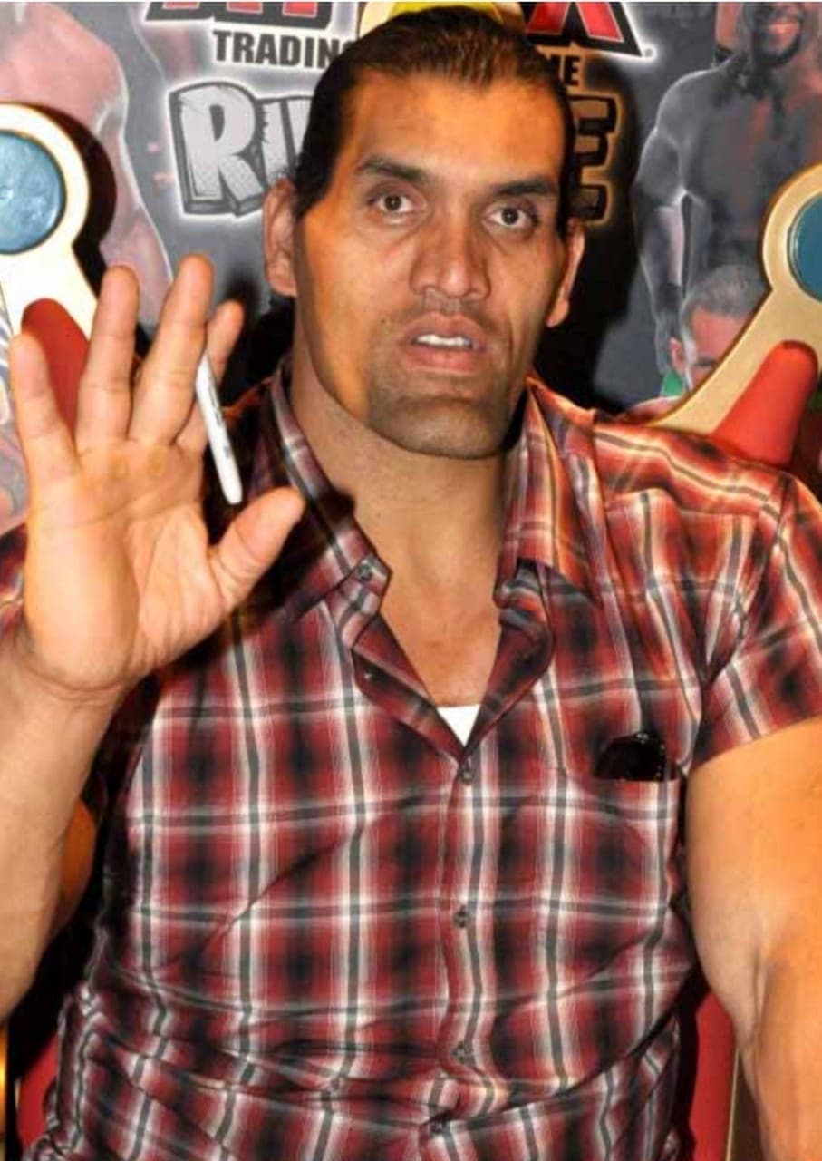 Bareilly News: द ग्रेट खली को देखने के लिए उमड़ी फैंस की भीड़, अचानक तबीयत बिगड़ने पर नहीं आए होटल से बाहर