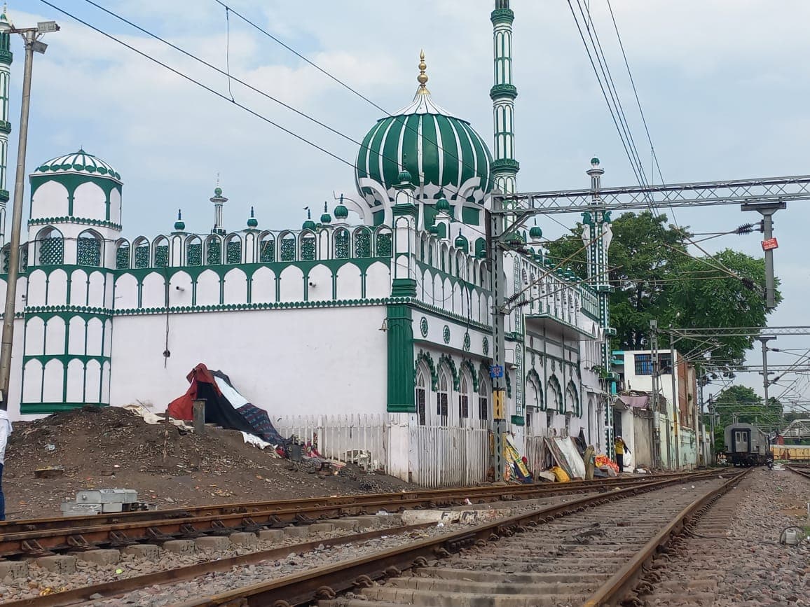 दिन में बिछती थीं और रात को उखड़ जाती थी रेल  की पटरियां, ऐसा है इस दरगाह का रहस्य