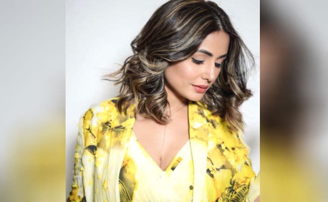 येलो कलर के ड्रेस में बेहद खूबसूरत लग रही हैं नागिन फेम हिना खान, इन तसवीरों से सोशल मीडिया पर मचा रही तहलका