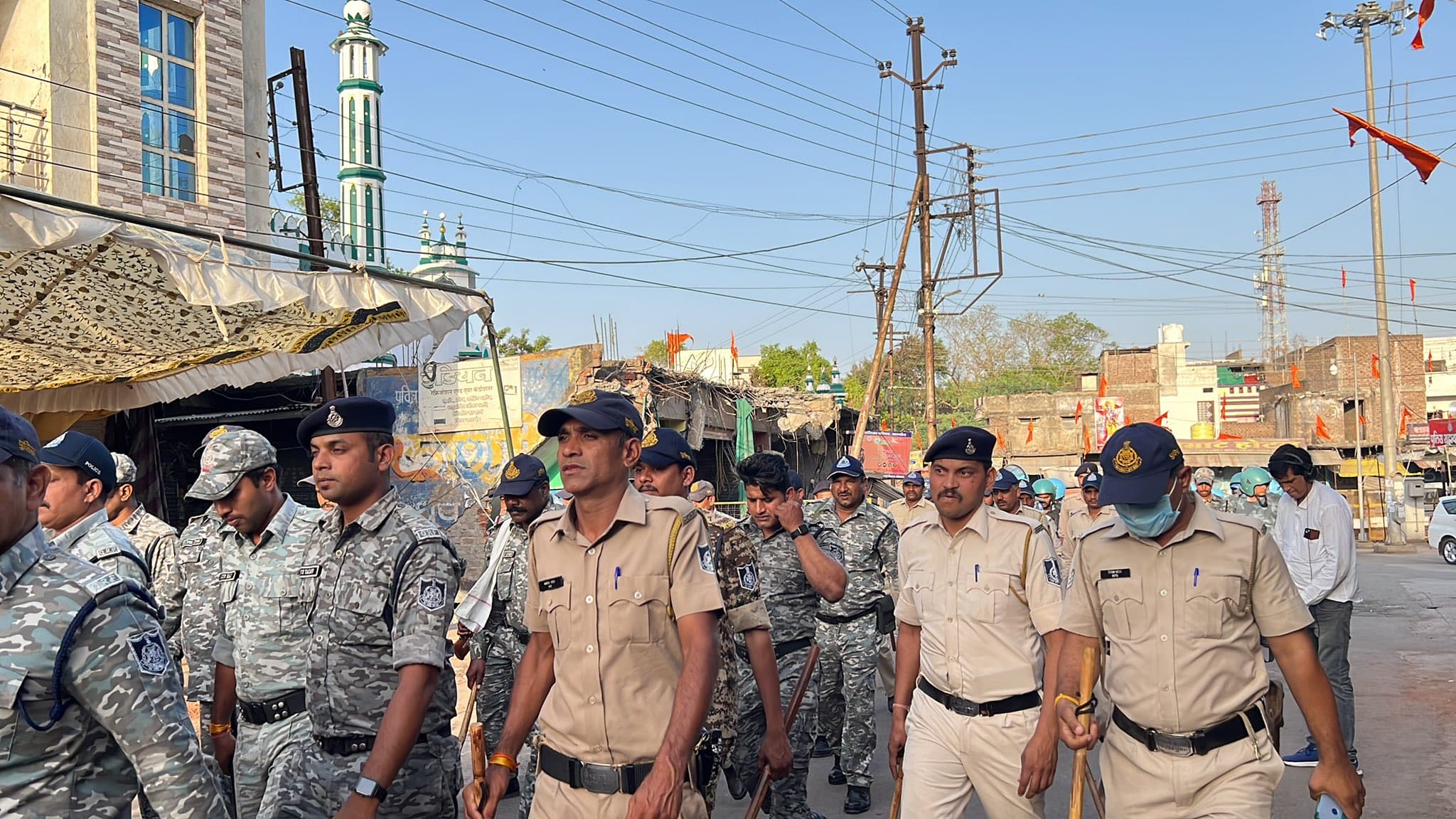 खरगोन में पटरी पर लौट रही जिंदगी, कर्फ्यू में 6 घंटे की ढील, खुलेंगे बैंक और डाकघर