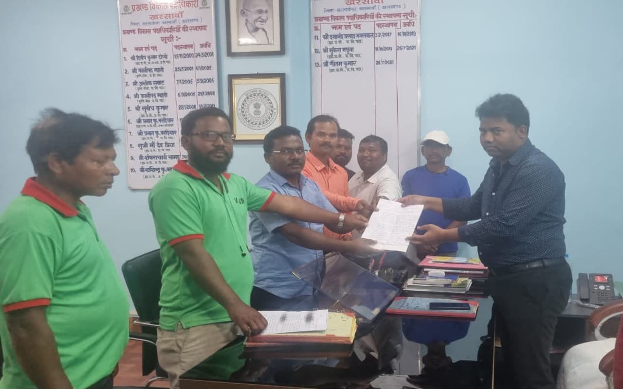 Jharkhand News: खरसावां क्षेत्र में सड़क जर्जर, नहीं ले रहा कोई सुध, बीडीओ को सौंपा ज्ञापन