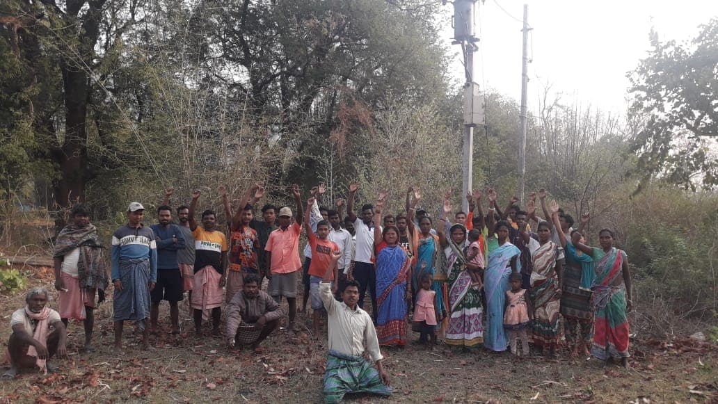 झारखंड के खरसावां में इस गांव के लोग अंधेरे में रहने को हैं मजबूर, ग्रामीणों ने बैठक कर बनायी ये रणनीति