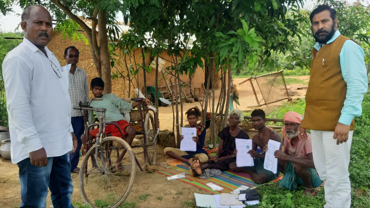 खरसावां में एक ही परिवार के 4 सदस्य दिव्यांग, नहीं मिलती सुविधा, सिर्फ मिलता है आश्वासन