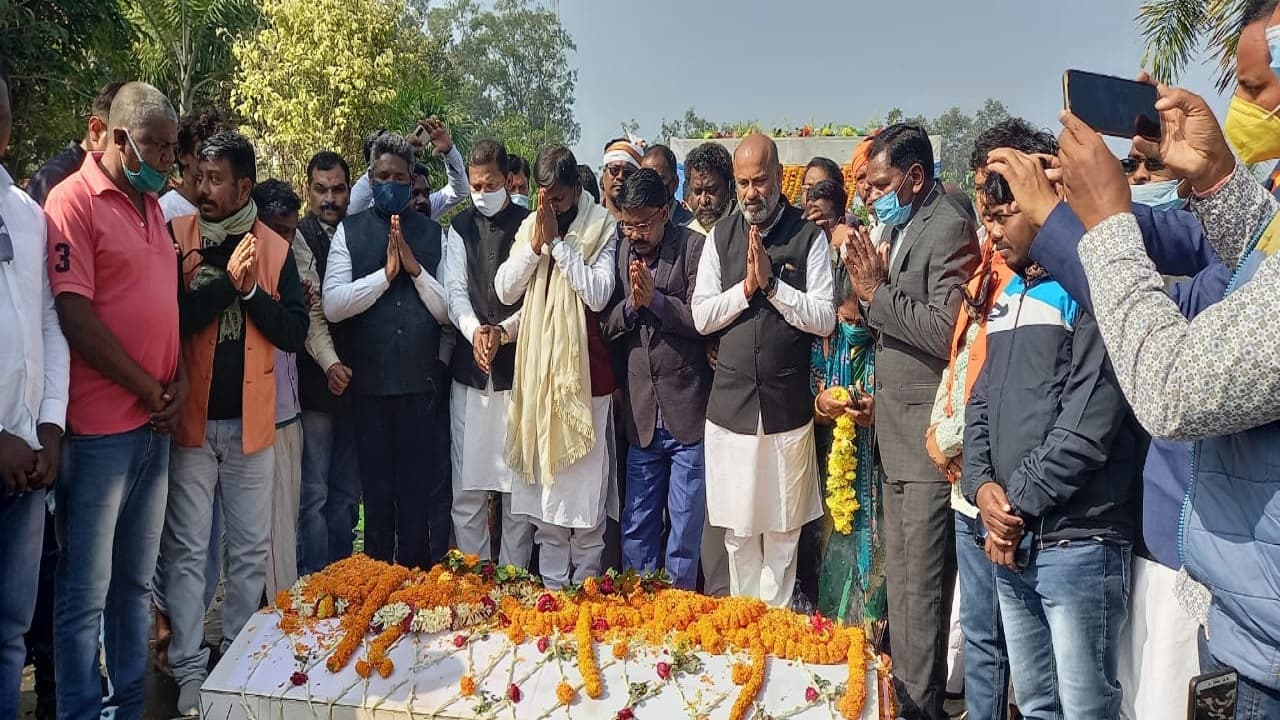 शहीदों को श्रद्धांजलि देकर बोले केंद्रीय मंत्री अर्जुन मुंडा, लिपिबद्ध किया जा रहा खरसावां गोलीकांड