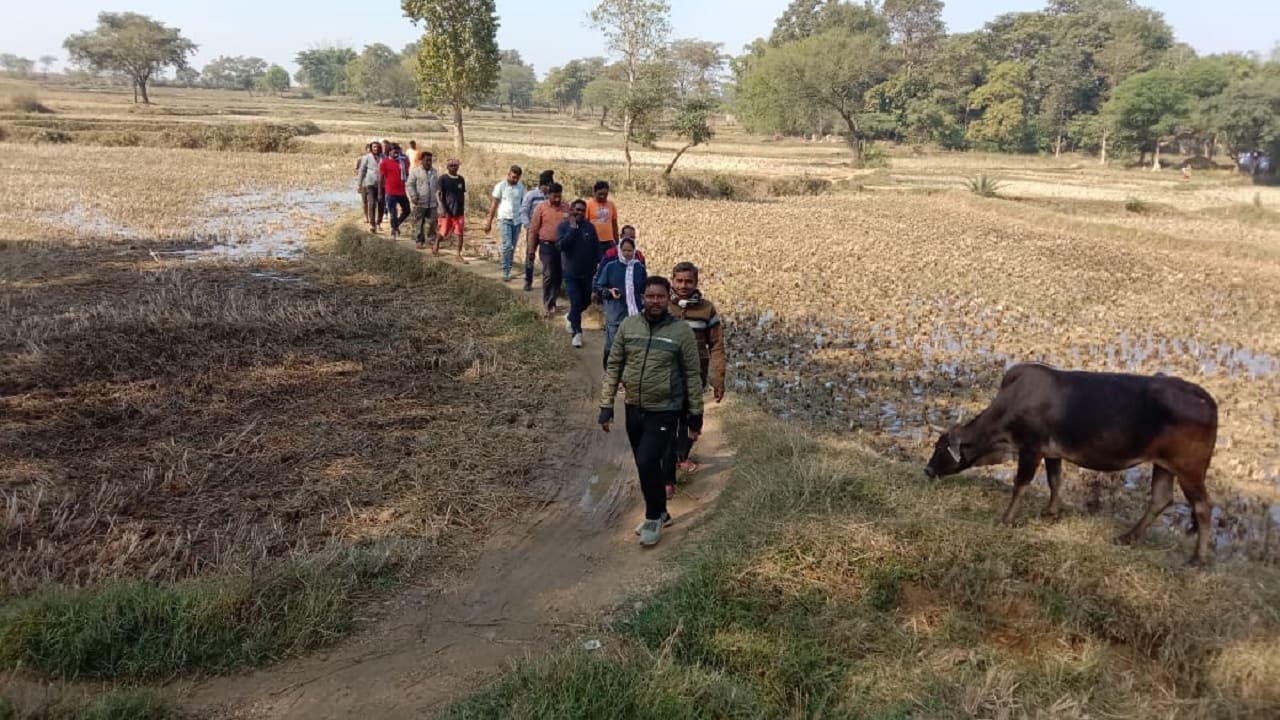 Jharkhand News: आजादी के सात दशक बाद भी झारखंड के एक गांव में आखिर क्यों नहीं बन पायी सड़क