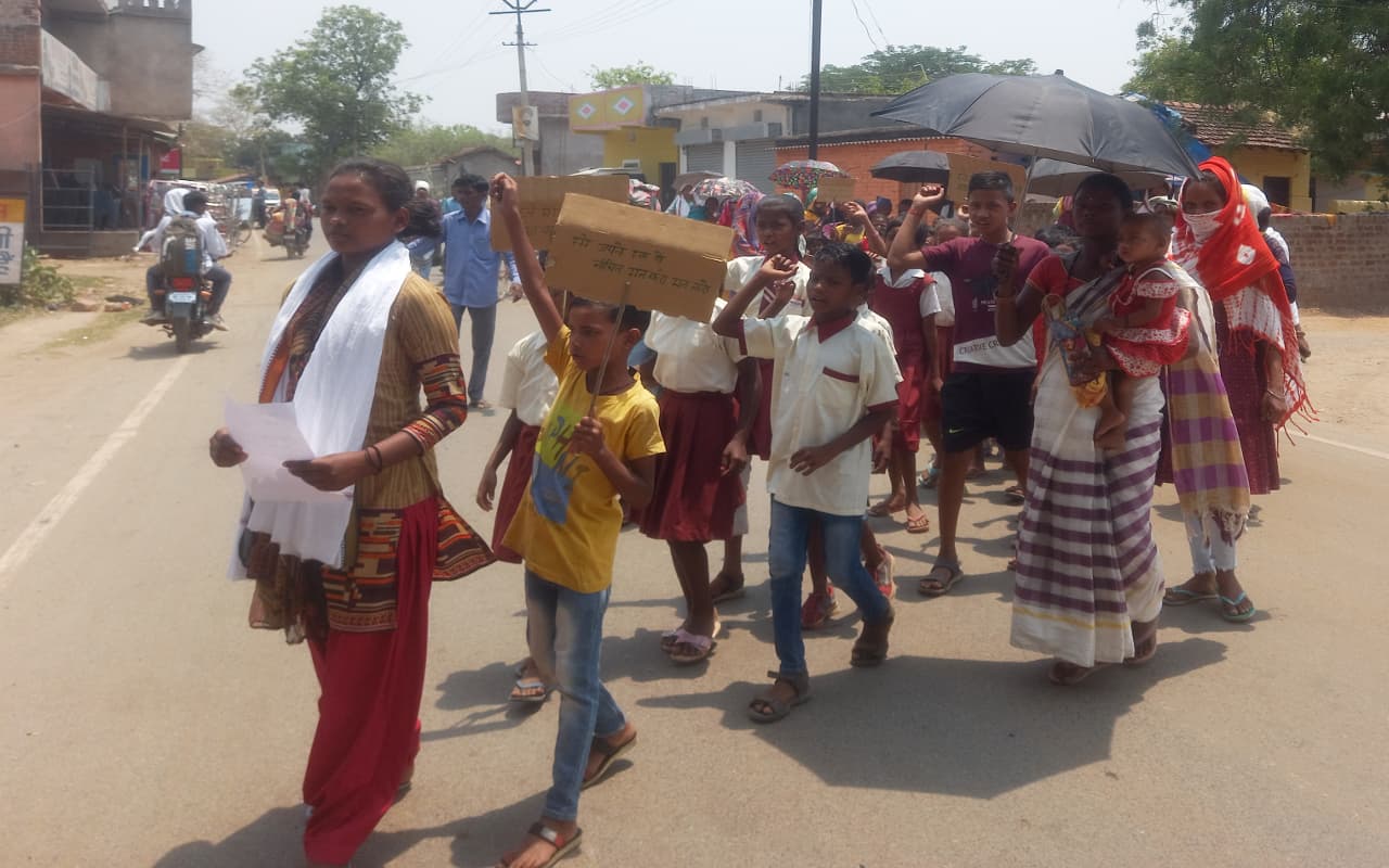 झारखंड : खरसावां के ढीपासाही स्कूल के 52 बच्चे चिलचिलाती धूप में पैदल चलकर पहुंचे बीआरसी, किया प्रदर्शन