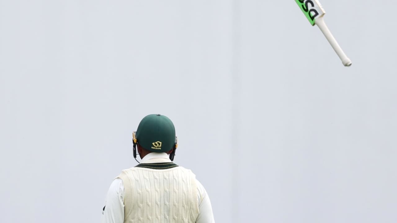 Ashes 2023: इंग्लैंड के खिलाफ शतक जड़ इस खास अंदाज में ख्वाजा ने मनाया जश्न, देखें वीडियो Ashes 2023: इंग्लैंड के खिलाफ शतक जड़ इस खास अंदाज में ख्वाजा ने मनाया जश्न, देखें वीडियो