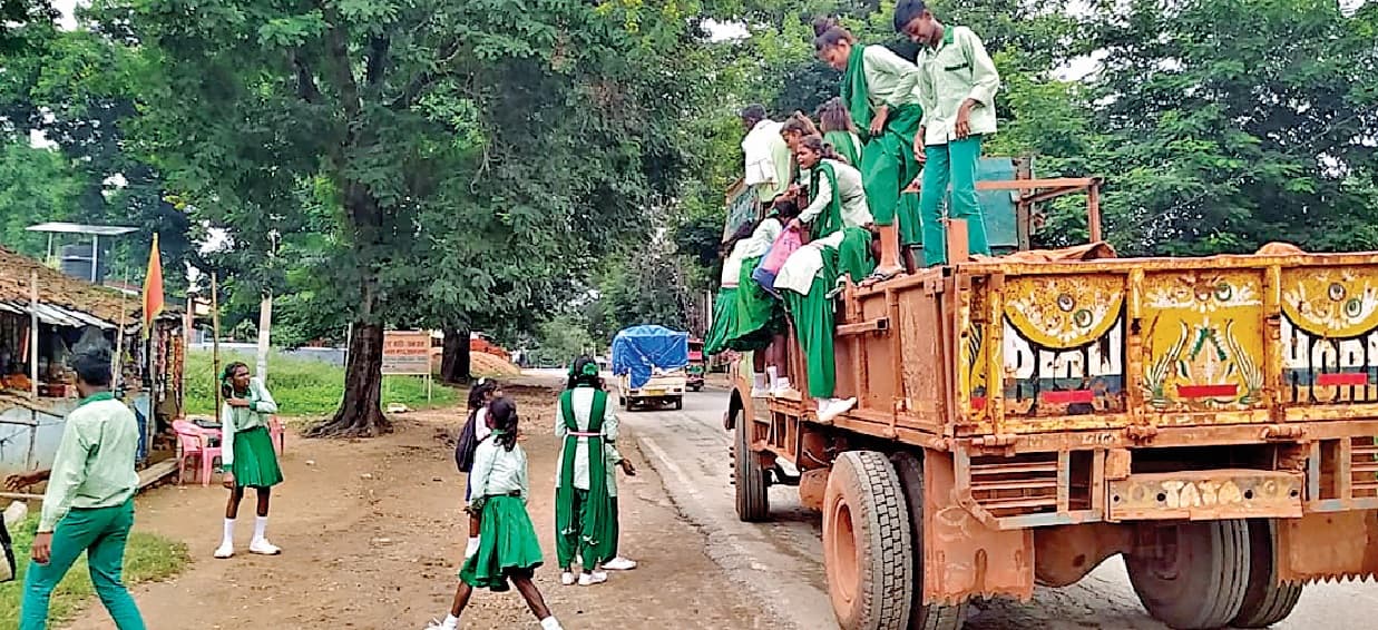 गुमला: स्कूल व प्रशासन की लापरवाही से जान हथेली पर रखकर खेलो झारखंड प्रतियोगिता में हिस्सा लेने पहुंचे बच्चे