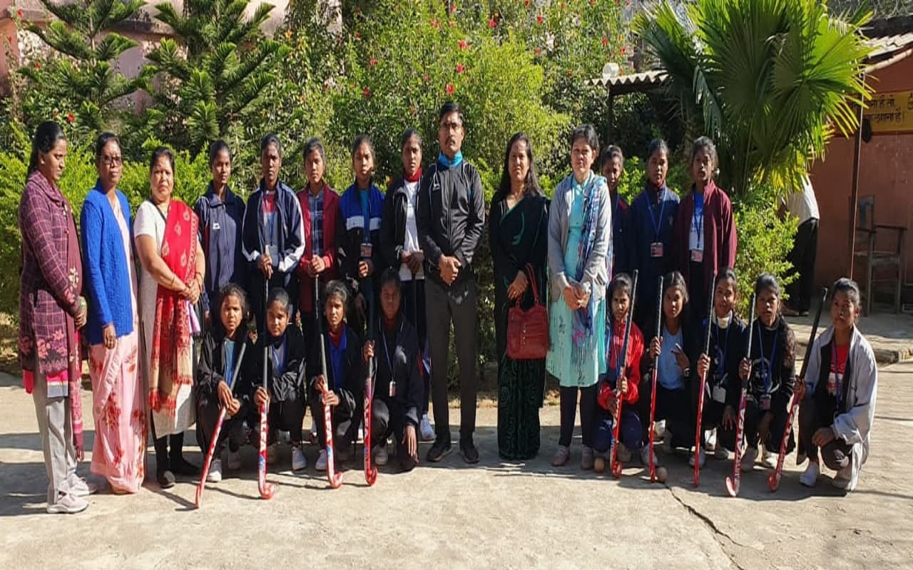 Khelo Jharkhand : रांची के खेलगांव के लिए लोहरदगा से खिलाड़ी रवाना, सीओ ने की इन बेटियों की सराहना