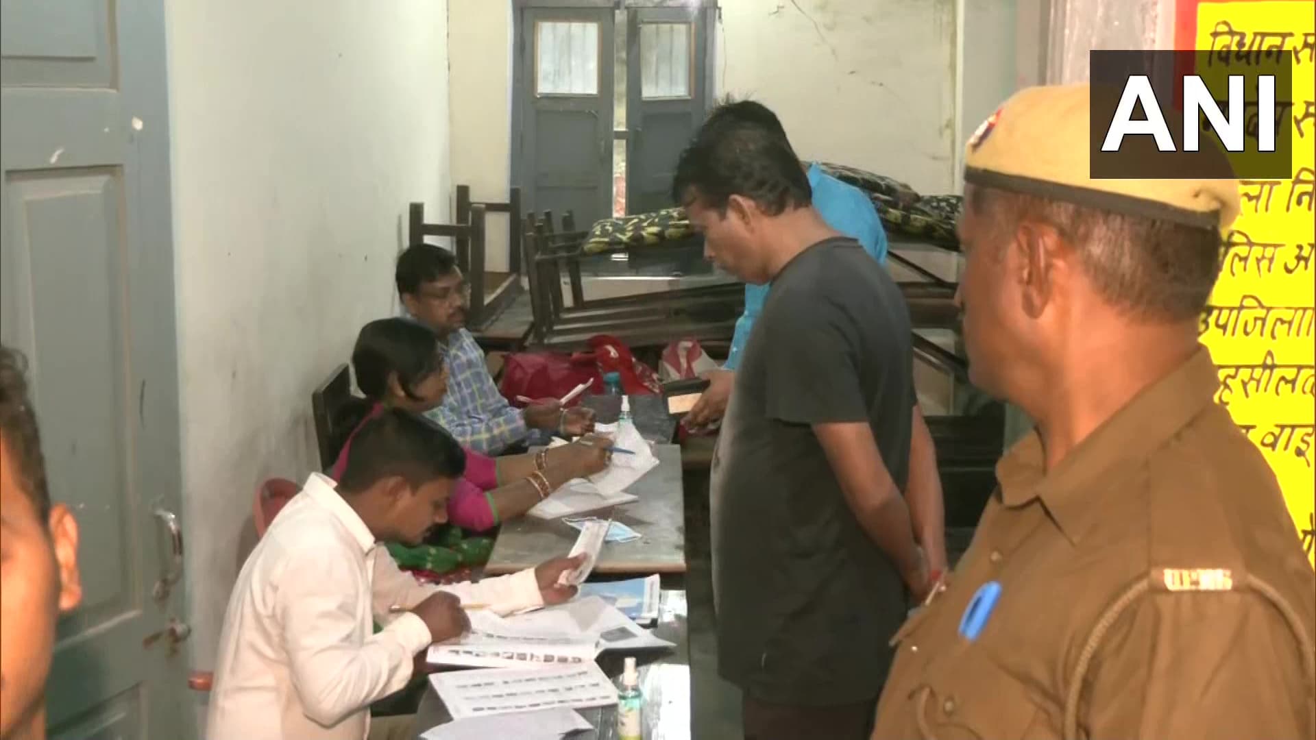 Gola Gokarannath By-Election: सपा का आरोप- पोलिंग स्टेशन पर भाजपा का कब्जा, निर्वाचन आयोग से शिकायत