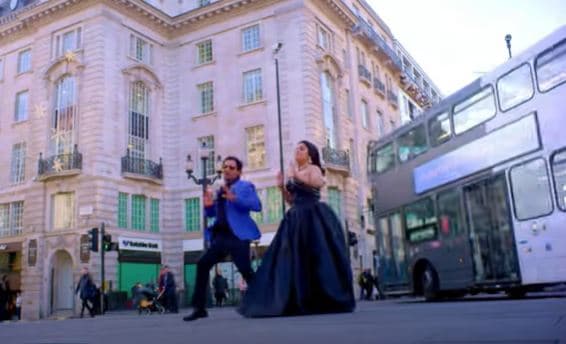 निरहुआ और आम्रपाली दुबे ने सड़क के बीचों- बीच किया धांसू डांस, रोमांटिक वीडियो इंटरनेट पर मचा रहा धमाल, VIDEO