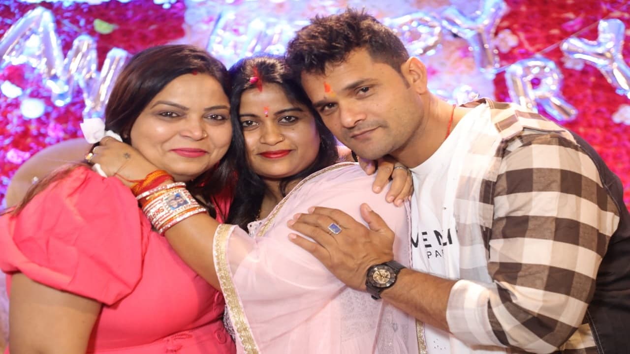भोजपुरी सुपरस्टार खेसारी लाल यादव ने फिल्म के सेट पर मनाई शादी की सालगिरह, यहां देखें तस्वीरें