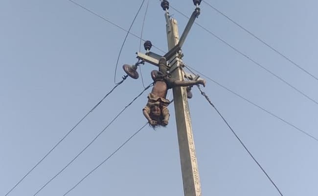 तार में फंसी पतंग उतारने पोल पर चढ़ा किशोर, करंट लगने से गयी जान