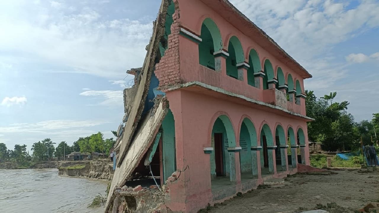 बिहार: कोसी नदी ने लिया विकराल रूप, कटाव की चपेट में आने से प्राथमिक विद्यालय धराशायी, लोगों में दहशत