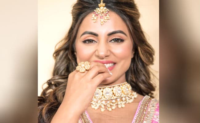 PHOTOS : बिकिनी लुक के बाद हिना खान ने अपनाया देसी अवतार, शेयर की पिंक लहंगे में ये तसवीरें, फैंस बोले- हमारी अक्षरा...
