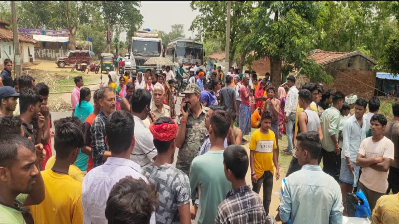 गुमला में बैल की मौत के विरोध में रांची-छत्तीसगढ़ मार्ग घंटों जाम, मुआवजे के आश्वासन के बाद जाम हटा