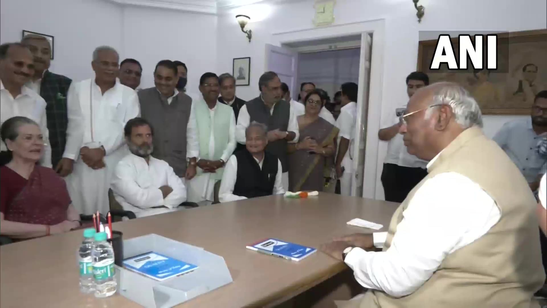 मल्लिकार्जुन खरगे: कांग्रेस में खरगे युग शुरू, बोलीं सोनिया गांधी- बड़ी जिम्मेदारी से हो जाऊंगी मुक्त