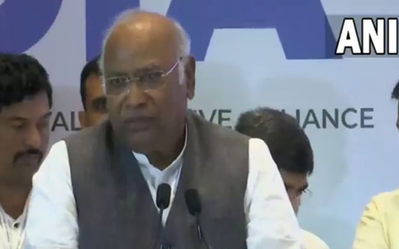 I-N-D-I-A गठबंधन की मीटिंग के बाद खरगे का बड़ा बयान, कहा- गिरफ्तारी के लिए तैयार रहें विपक्षी नेता