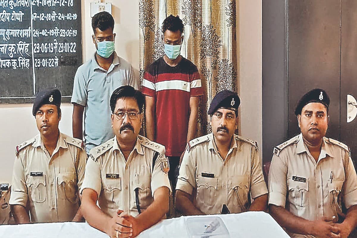 Robbery case: खूंटी में लूटकांड मामला का पुलिस ने किया खुलासा, हथियार के साथ दो अपराधी गिरफ्तार
