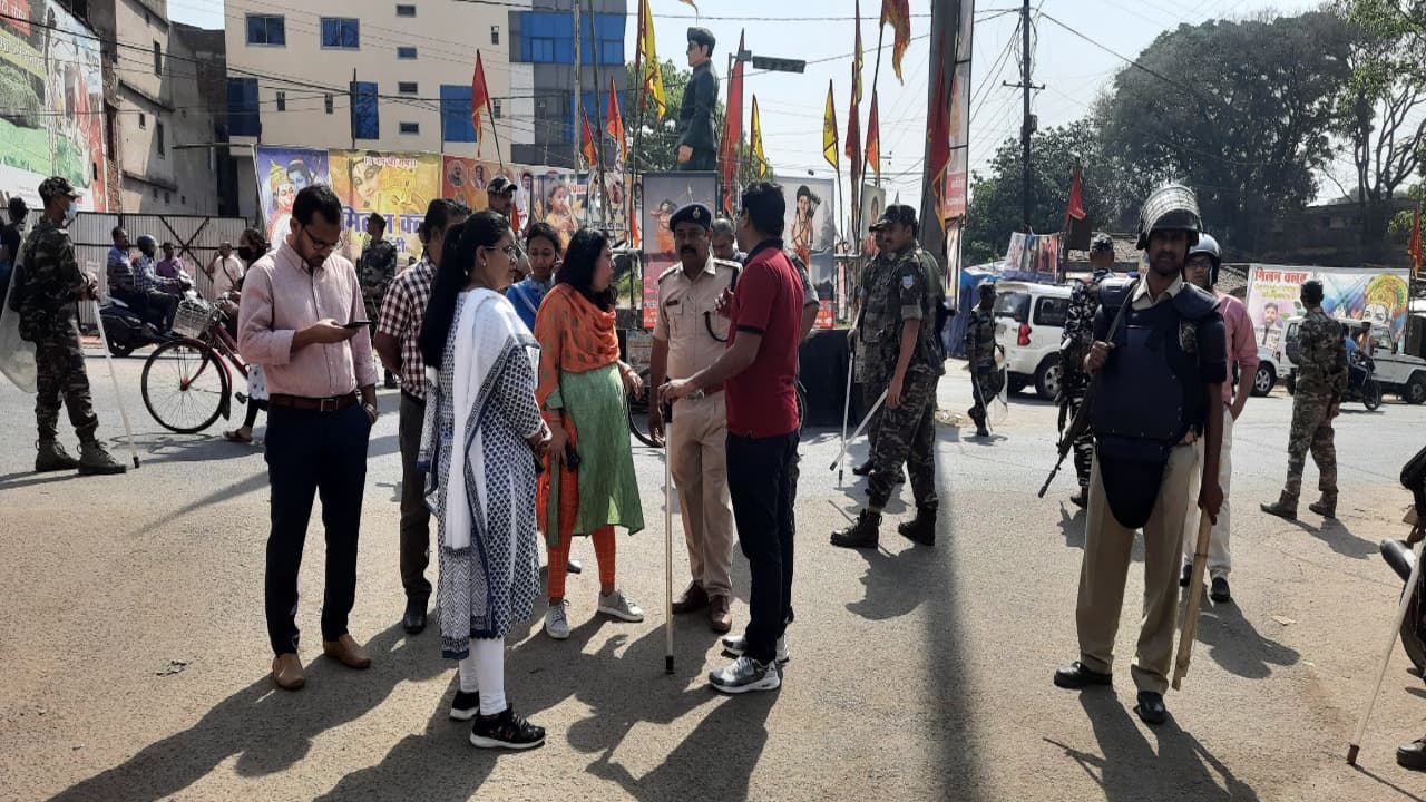 झारखंड के खूंटी में पत्थरबाजी मामले में प्रशासन की सख्ती के बाद स्थिति नियंत्रित, शहर को 5 जोन में बांटा झारखंड के खूंटी में पत्थरबाजी मामले में प्रशासन की सख्ती के बाद स्थिति नियंत्रित, शहर को 5 जोन में बांटा